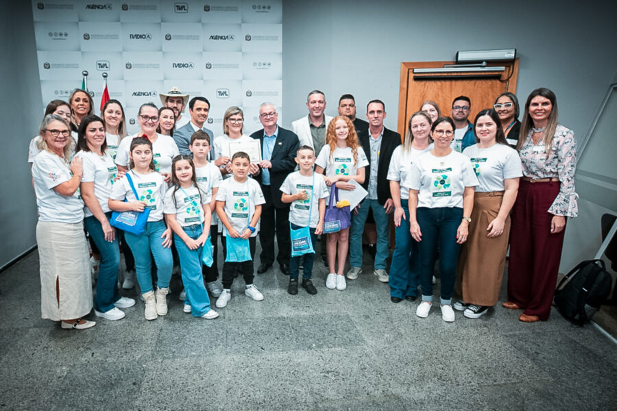 Marcos da Rosa homenageia Escola Estadual Ervino Venturi por projeto de sustentabilidade em Gaspar