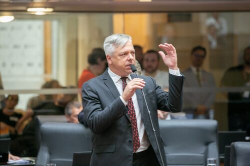 Bolsonaro não cansa de passar vergonha, diz Fabiano diante de fake news contra vacina da Covid 19