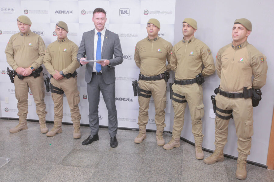 Krelling entrega homenagem da Alesc a policiais de Joinville