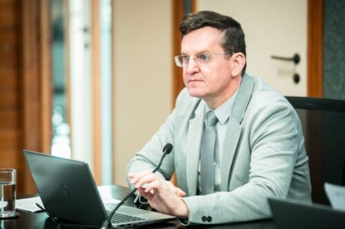 Jair Miotto e Comissão de Economia buscam soluções urgentes para expandir internet nas rodovias