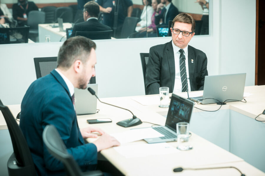 Deputados Pepê Collaço e Junior Cardoso, durante a reunião da Comissão de Direitos Humanos e Família