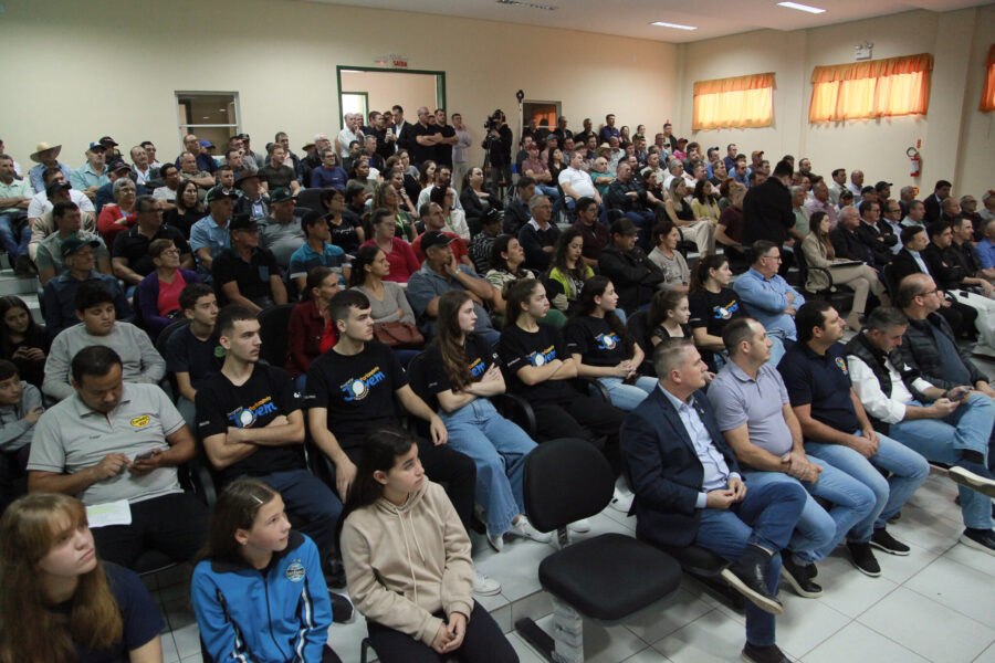 Público lotou auditório em União do Oeste para discutir a estadualização de estradas que ligam Pinhalzinho, União do Oeste, Jardinópolis e Quilombo