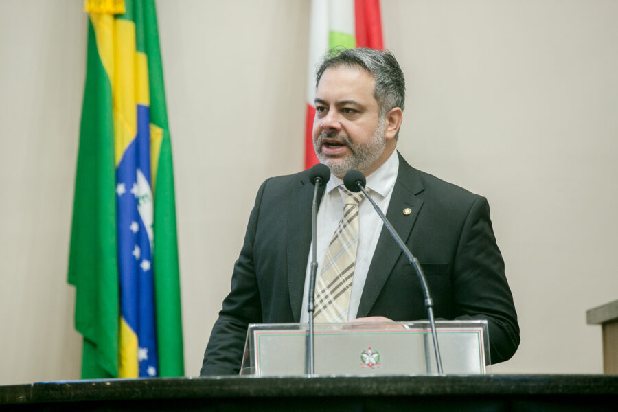 Deputado Thiago Morastoni (Podemos) destaca a operação portuária em Itajaí para o recebimento e distribuição de veículos para o país.