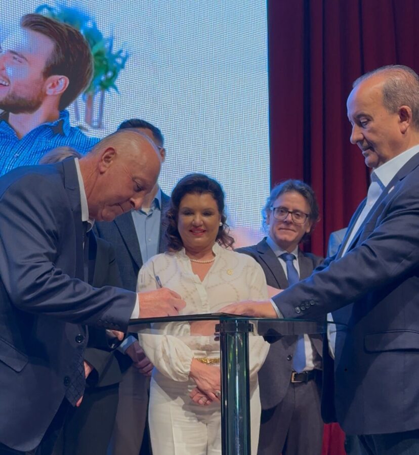 Deputado Oscar Gutz e governador Jorginho Mello no lançamento do programa