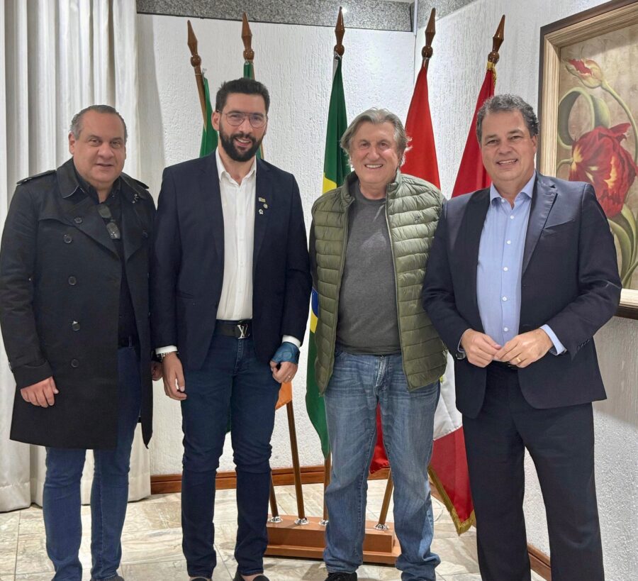 Deputado Rodrigo Minotto e lideranças do Vale do Itajaí