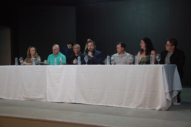 Mesa de debatedores.