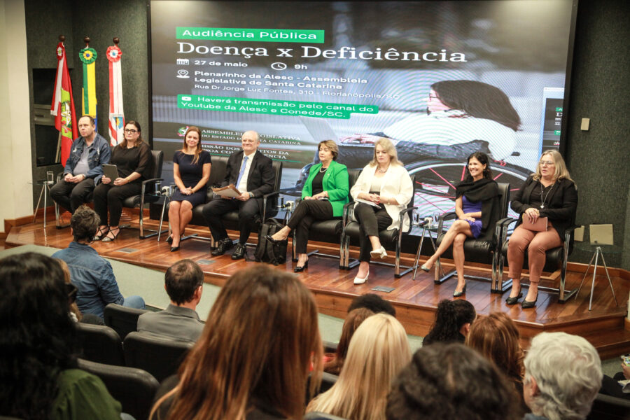 Audiência pública foi promovida no Plenarinho da Alesc nesta terça-feira (27).