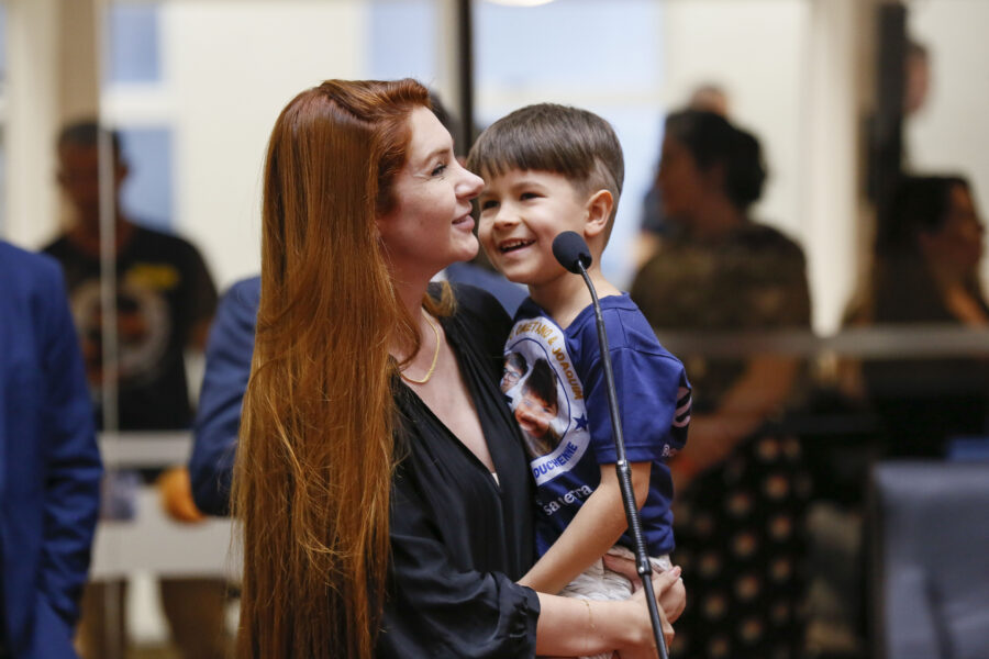 A deputada Ana Campagnolo, autora do projeto de lei, e o menino Joaquim, diagnosticado com a Distrofia Muscular de Duchenne (DMD)