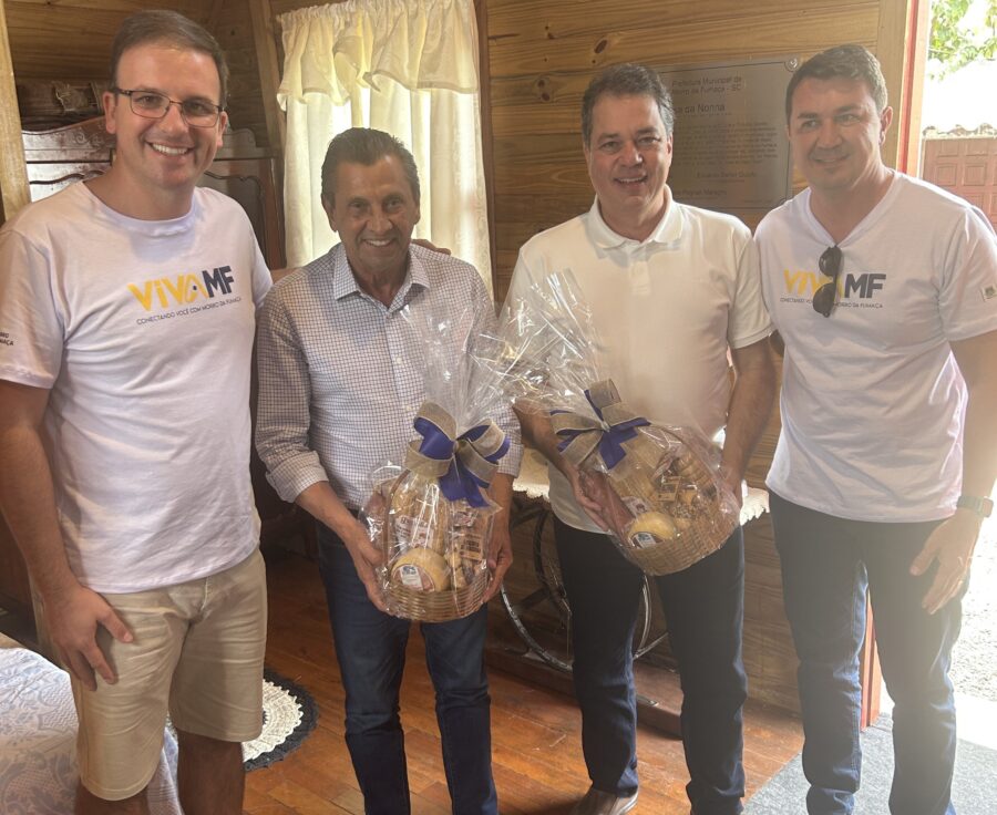 Deputados Julio Garcia e Rodrigo Minotto, acompanhados de lideranças de Morro da Fumaça