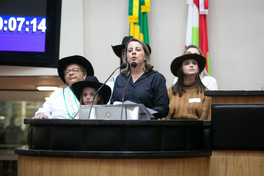 Prefeita de Paulo Lopes, Fernanda Rodrigues Leite, e a corte da festa