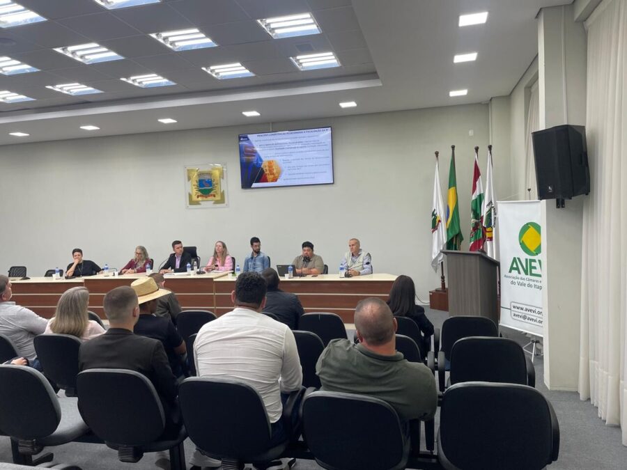 O evento aconteceu na câmara municipal de Guaramirim.