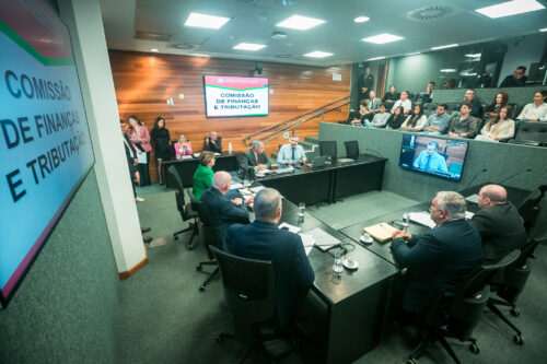 Comissão aprova projetos na educação e audiência sobre Universidade Gratuita