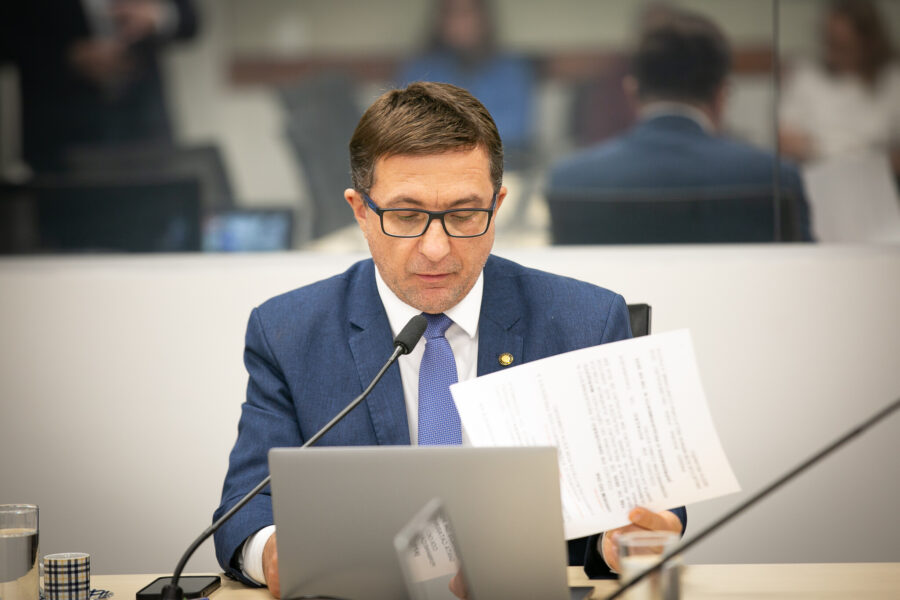 Deputado Junior Cardoso, presidente da Comissão de Direitos Humanos, durante reunião do colegiado, na tarde desta quarta (4)