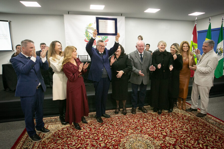 Alfredo Lang recebe homenagem da Assembleia Legislativa de Santa Catarina.