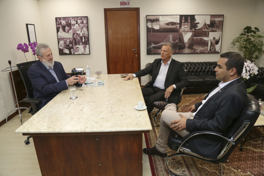 Deputado Padre Pedro Baldissera, Jean Ricardo, do MPA, e Paulo Eccel, do MTE