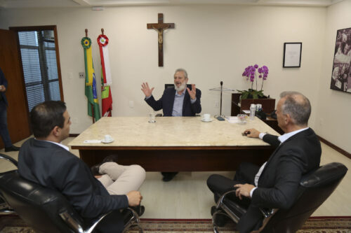 Padre Pedro recebe superintendentes de dois ministérios na presidência da Alesc
