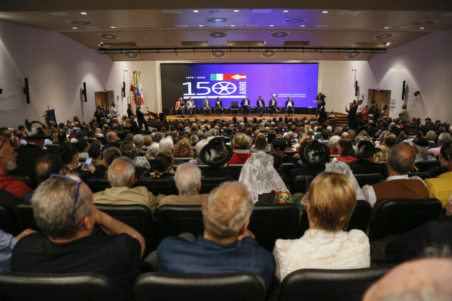 Ato foi realizado na noite desta quarta-feira (4) na Assembleia Legislativa