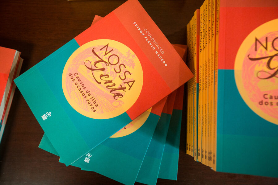 Livro “Nossa Gente Causos da Ilha dos Ocasos Raros”.