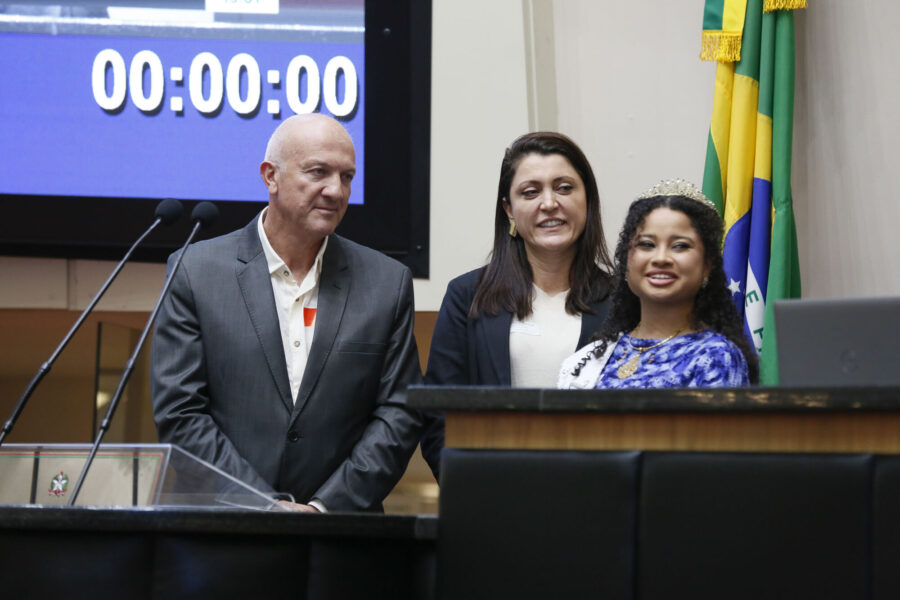 Prefeito de Balneário Arroio do Silva, Evandro Scaine, secretária municipal de Turismo, Taionara Requo e 2ª princesa da Festa, Mirela da Rosa Martins