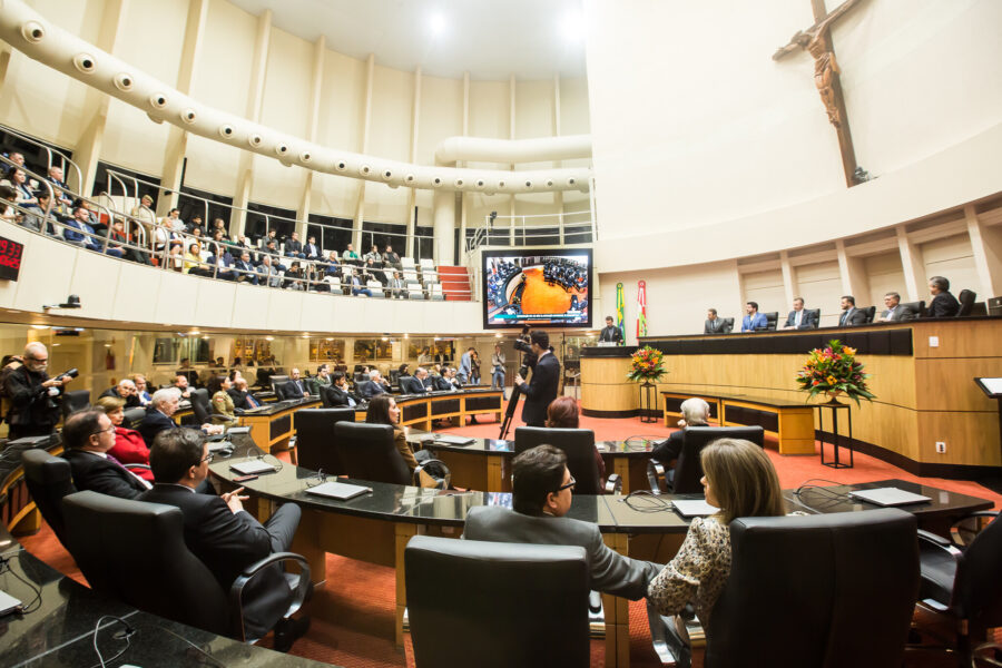 A solenidade aconteceu no Plenário da Assembleia Legislativa.