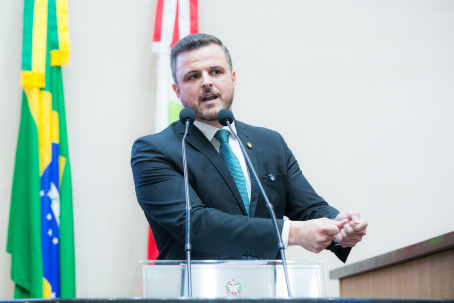 Deputado Lucas Neves trouxe à tribuna o caso do policial penal que reagiu a um agressor armado em uma academia