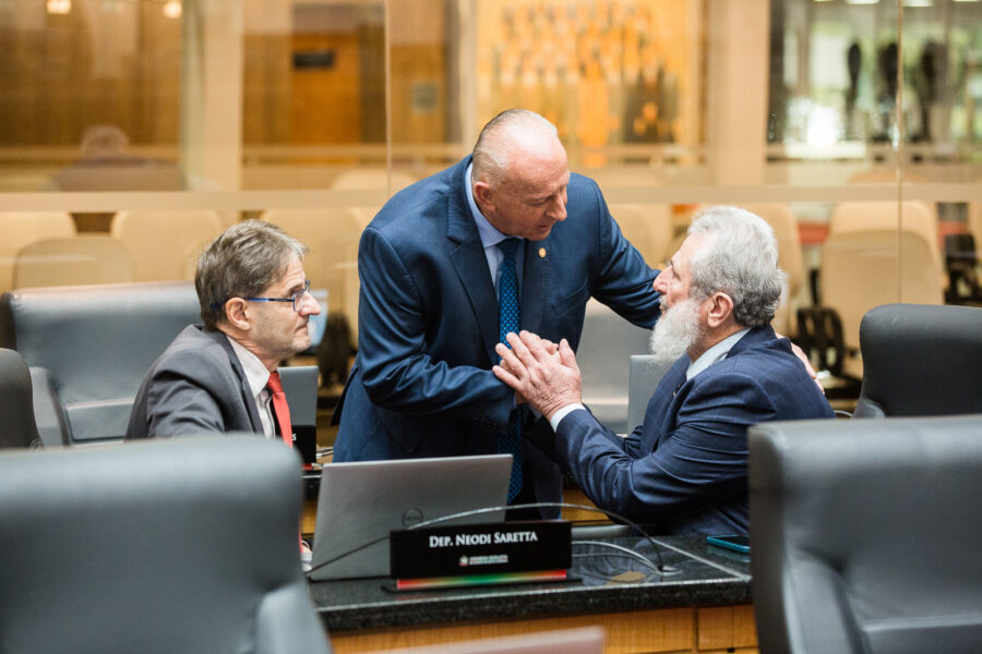 Deputados saúdam Padre Pedro Baldissera por sua atuação como presidente em exercício da Alesc.