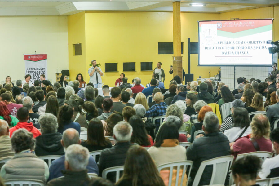 Debate organizado pela comissão mista da Alesc lotou salão paroquial em Imbituba, no litoral Sul