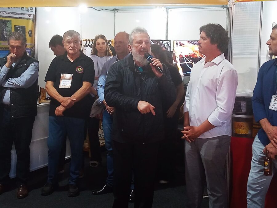 Deputado Padre Pedro, presidente da Frente Parlamentar da Apicultura e da Meliponicultura da Assembleia Legislativa, falou na abertura da Feira do Mel