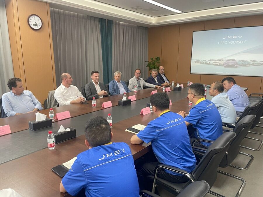 Parlamentares se reúnem com diretores da JMEV, na sede da fábrica, em  Nanchag. FOTO: Adriano Piekas/Divulgação