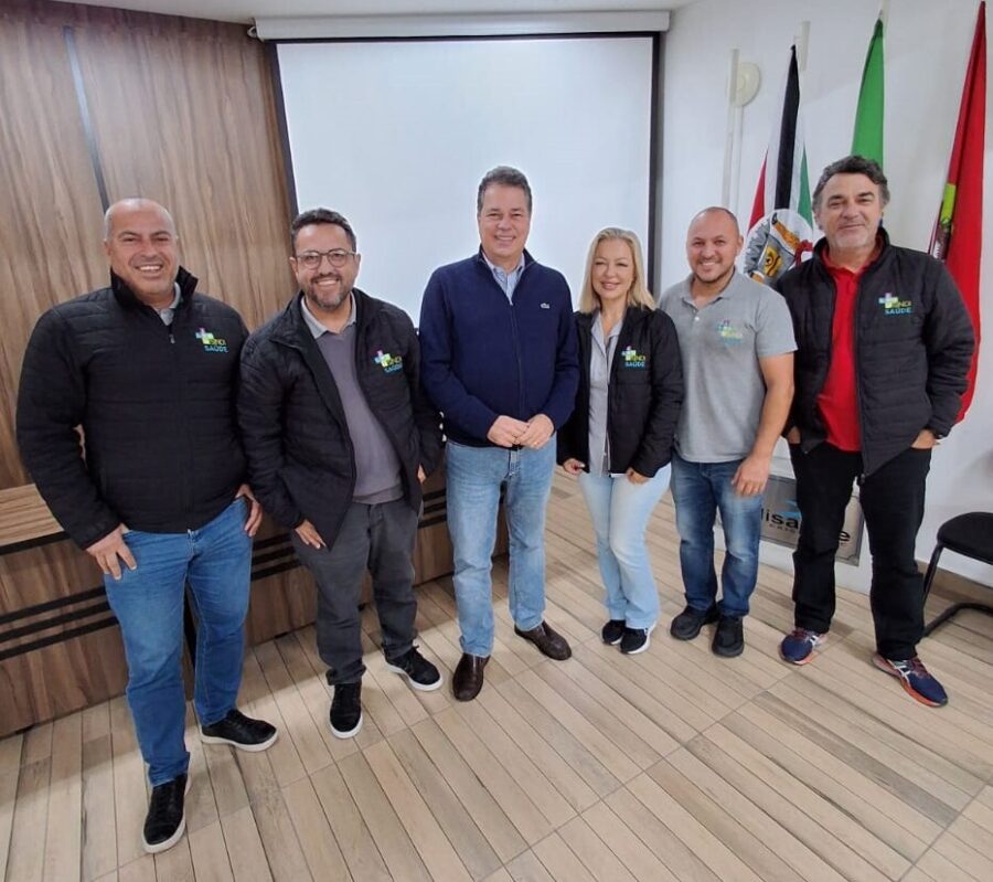 Deputado Rodrigo Minotto e lideranças do SindiSaúde
