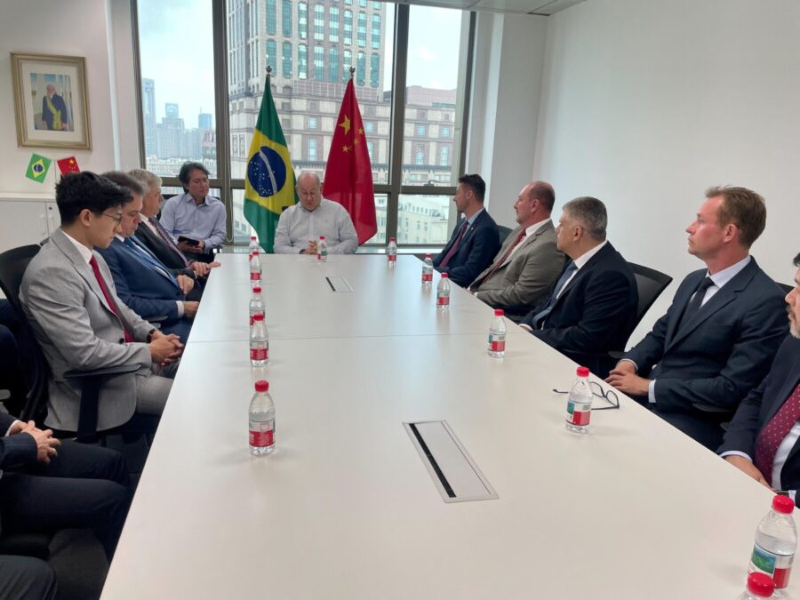 Reunião no Consulado-Geral do Brasil em Xangai, nesta terça-feira (24). Foto: Adriano Piekas