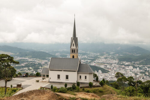Enxada e cruz: a importância da fé para os imigrantes