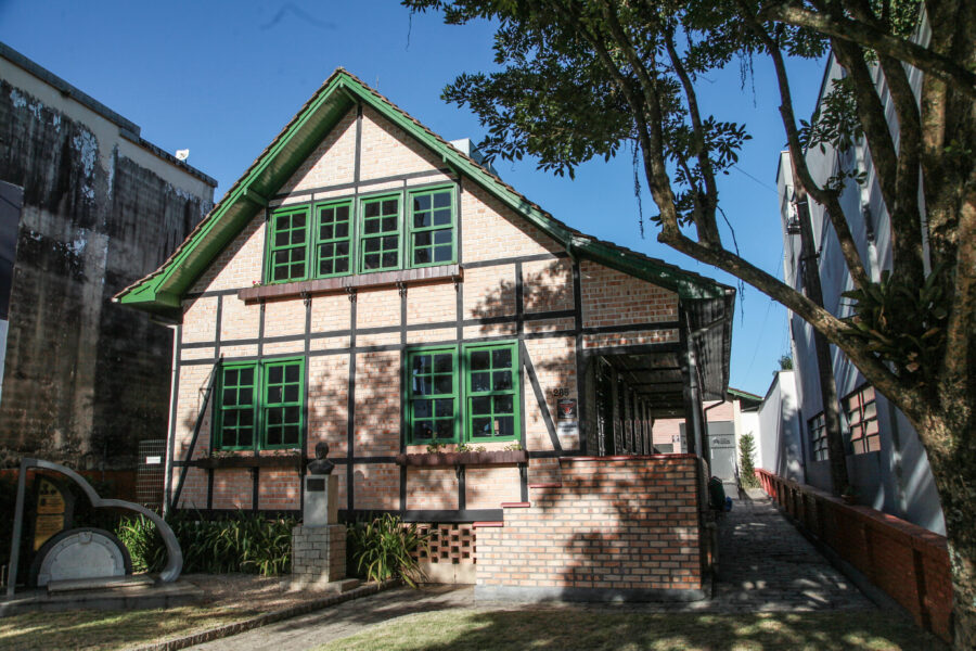 O Museu Casa de Brusque, que preserva a história de imigrantes trentinos e italianos  que se instalaram na região a partir de 1875