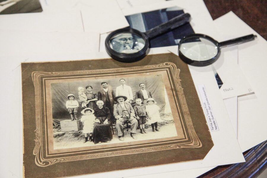 Imagem de família de imigrantes italianos no acervo do Museu Casa de Brusque