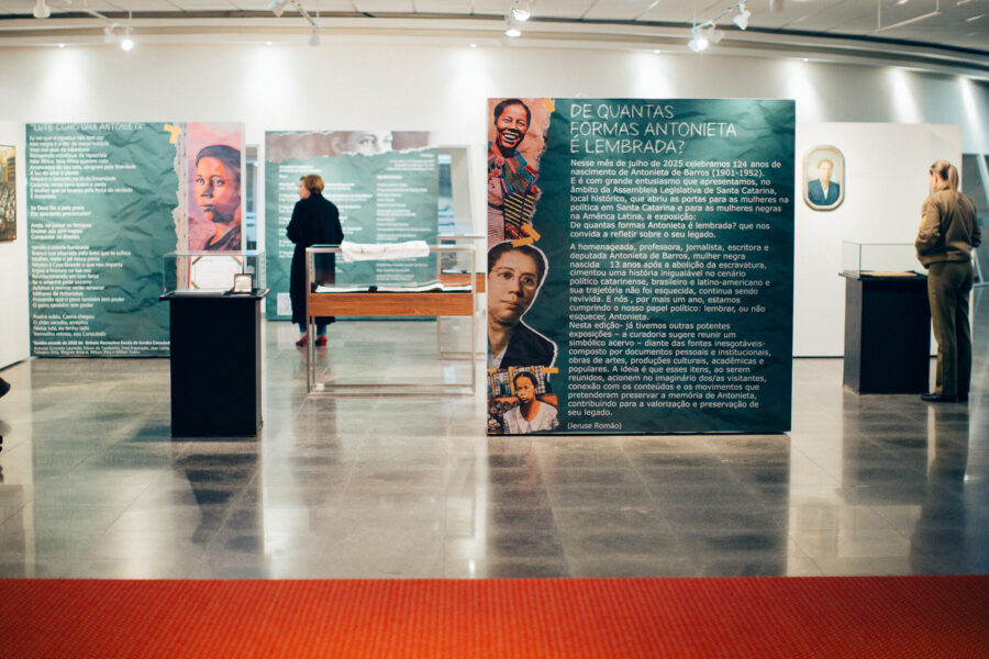 A exposição acontece no hall da Assembleia Legislativa.