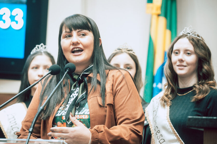 Prefeita Aline Ruthes e a corte da festa