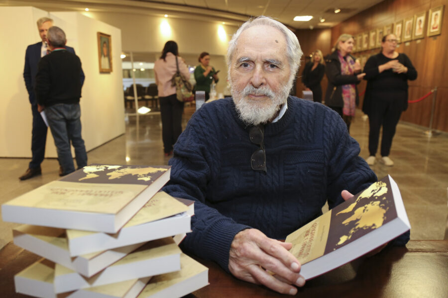 O lançamento do livro aconteceu no hall da Assembleia Legislativa.
