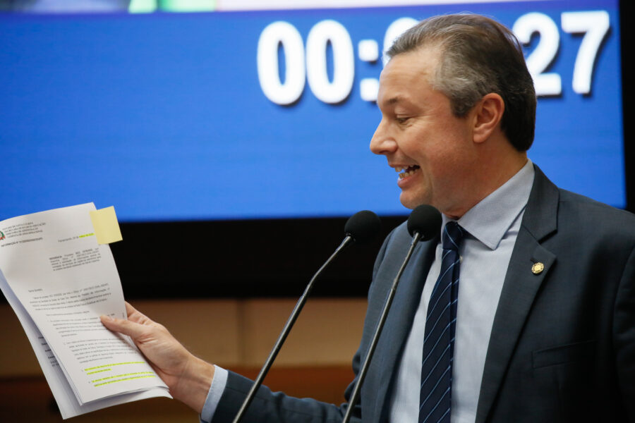 Deputado Napoleão Bernardes ocupou a tribuna da Assembleia para cobrar a instalação das câmeras