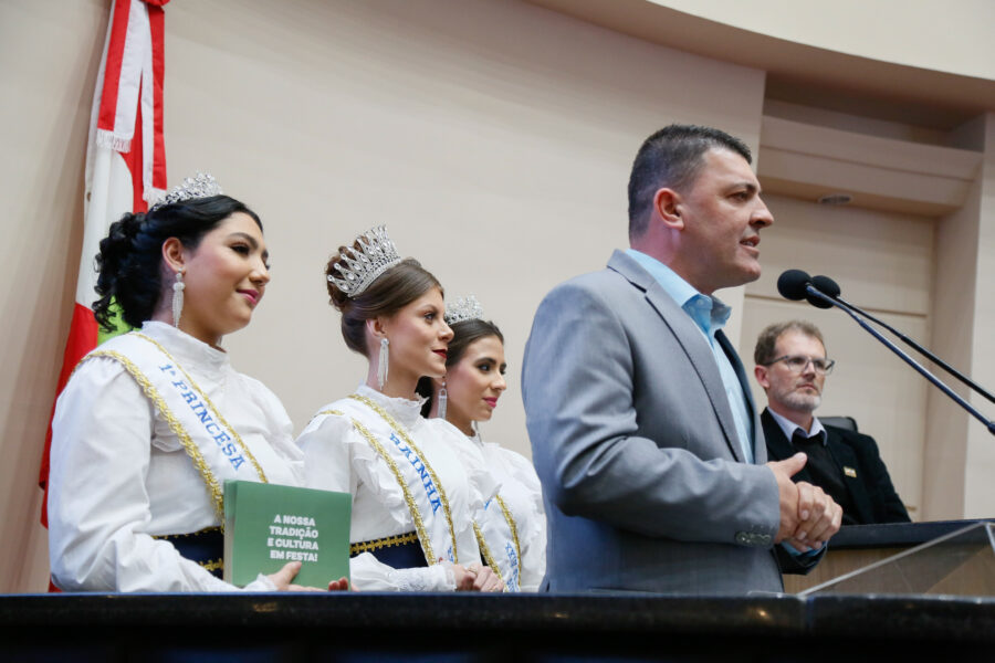 Prefeito Angelo Franqui Salvaro e a corte da festa