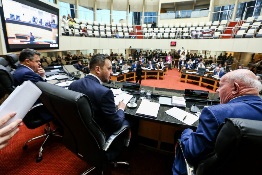 A reunião das comissões aconteceu no Plenário da Assembleia Legislativa.