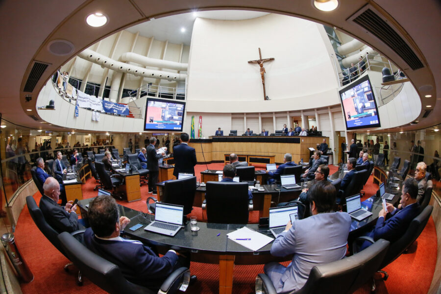 Plenário da Assembleia Legislativa, na tarde desta quarta-feira (16), durante a votação dos projetos