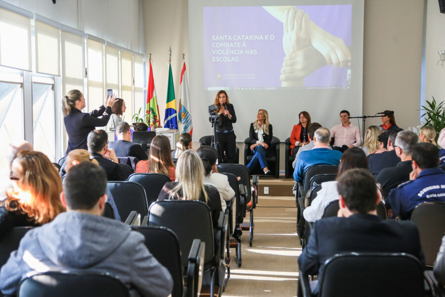 O evento ocorreu no auditório da Secretaria Estadual de Educação, em Florianópolis.
