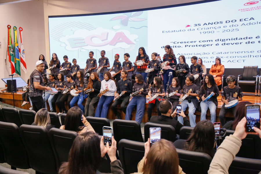 Integrantes do Marambolê se apresentam durante o evento.