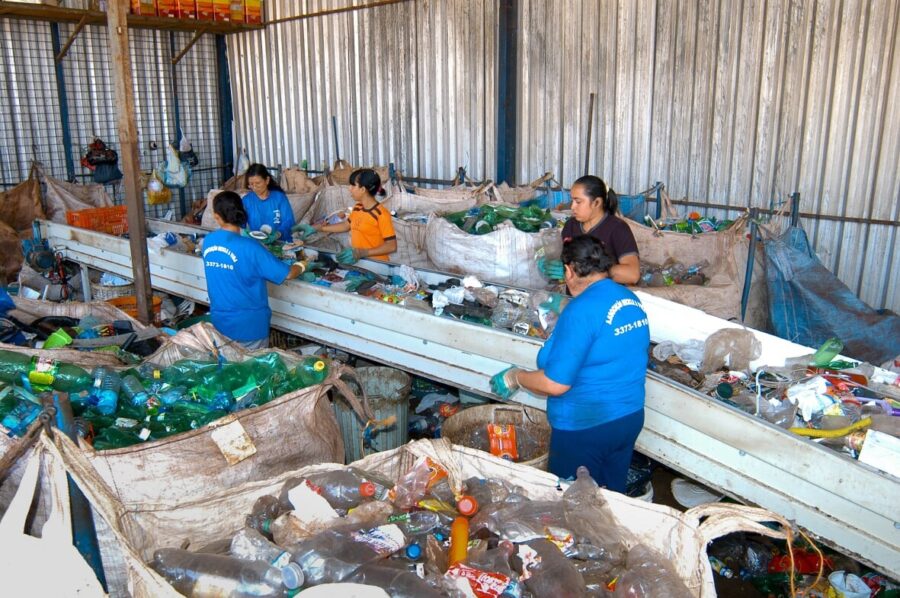 Um dos projetos trata do exercício de atividades relacionados a materiais reutilizáveis e recicláveis. FOTO: Edmar Chaperman/Funasa