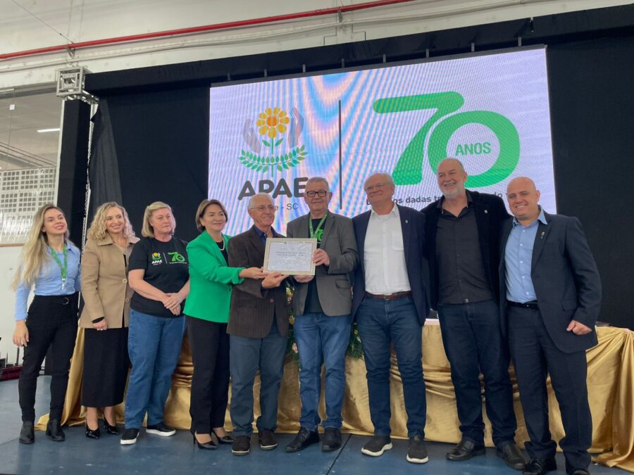 70 anos de história: Dr. Vicente presta homenagem à Apae de Brusque, pioneira em SC