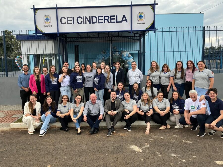 Deputado Marcos Vieira com lideranças, alunos e professores do CEI Cinderela, inaugurado com recursos do mandato do parlamentar. Foto: Divulgação