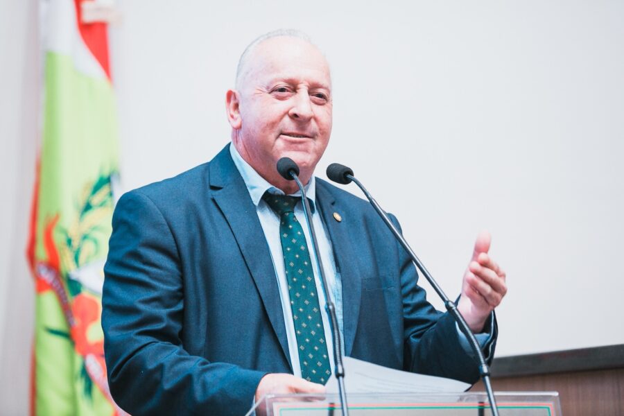 Deputado Oscar Gutz.