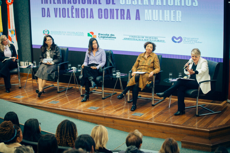 Deputada Luciane Carminatti na abertura do evento