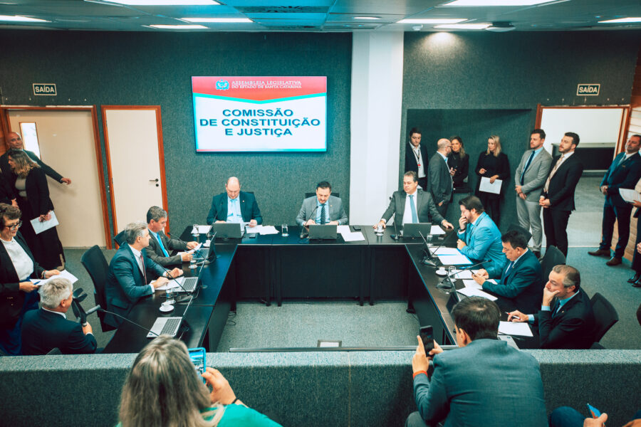 Comissão de Constituição e Justiça se reuniu na manhã desta terça-feira (12)