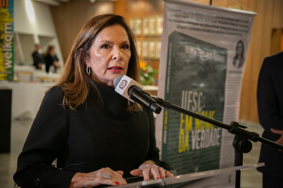 Heloisa Ferro Blasi Rodrigues, autora do livro UFSC: em nome da verdade